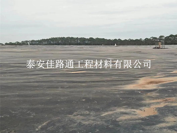 沼氣池黑膜運(yùn)輸“三字訣”：穩(wěn)、護(hù)、查